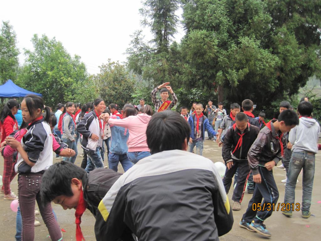 心理志愿者与小朋友交流