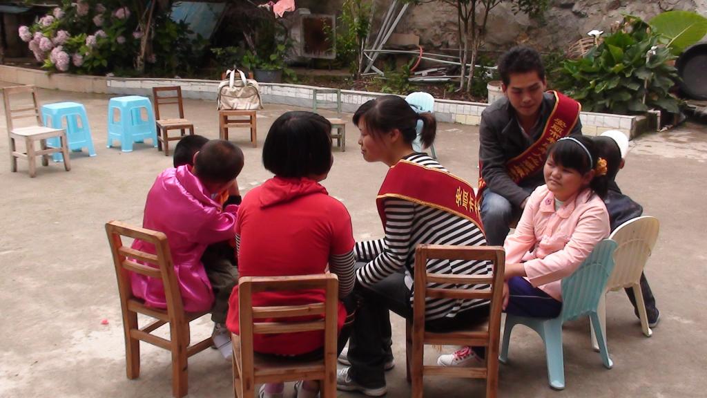 学生自愿者与小朋友交流